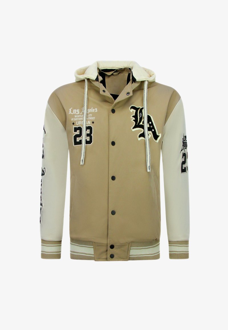 Beige en witte gewatteerde jas met kap, gebreide manchetten, drukknoopsluiting, printdetails en contrasterende mouwen. Voorzien van 'LA' en nummer '23' versieringen.