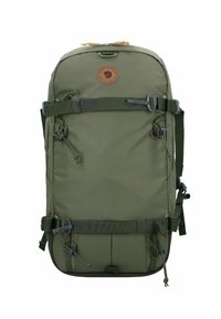 Mochila verde con un acabado texturizado, que cuenta con correas ajustables, un parche de logo redondo y múltiples puntos de sujeción en el exterior.