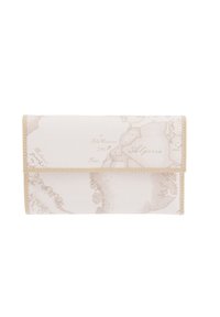 Portafoglio bianco con un design a mappa in marrone chiaro. Presenta una patta pieghevole e dettagli di cucitura lungo i bordi. Materiale dalla texture liscia.