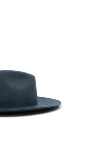 Dunkelblauer Filzhut mit breiter Krempe, glatter Textur und flachem Oberteil. Keine sichtbaren Verzierungen oder Logos.