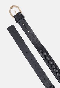 Cintura in pelle nera con un design intrecciato e una fibbia esagonale in tonalità oro. Texture liscia con più fori per la regolazione.