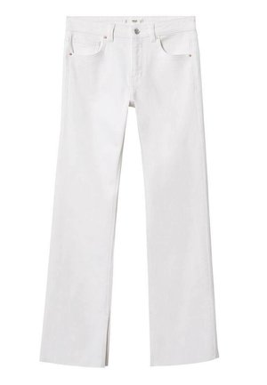 Jean blanc à jambes droites avec poches avant, passants de ceinture et fermeture par bouton, présenté à plat sur fond blanc.