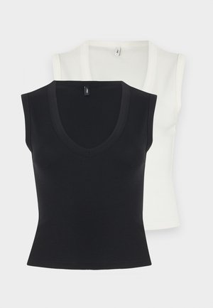 Deux hauts sans manches à col en V, un noir et un blanc. Chacun présente une coupe ajustée avec une texture lisse et une étiquette au niveau de l'encolure.