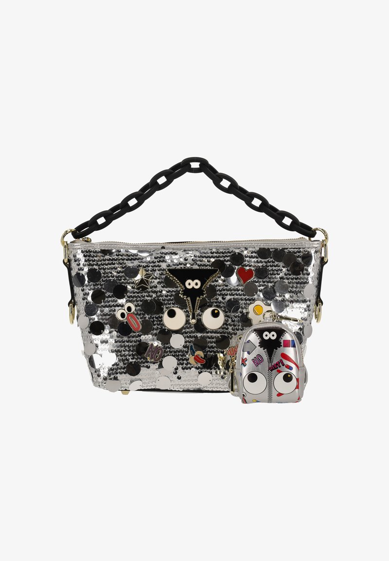 Bolso de mano de lentejuelas plateadas con asa de cadena negra, diseños de parches divertidos y una pequeña bolsa complementaria con motivos de ojos y acentos vibrantes.