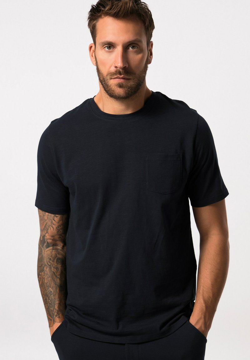 T-shirt in cotone blu navy con maniche corte e scollatura rotonda. Presenta una tasca sul petto e una texture morbida. Design semplice e classico.