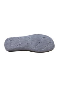 Soletta in gomma grigia con superficie testurizzata, caratterizzata da motivi ondulati e logo circolare. Bordo arrotondato, progettata per comfort e aderenza.