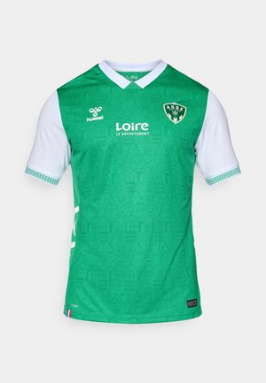Camisa de fútbol verde con mangas blancas, con un patrón texturizado, cuello en V, logo en el pecho y detalles de la marca en el dobladillo.