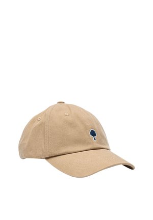 Cappellino da baseball beige in cotone con visiera curva e piccolo logo di albero nero ricamato sulla parte anteriore.