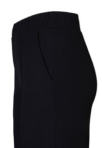 Zwarte broek met een gladde textuur, elastische tailleband en zijzakken. Beschikt over een getailleerd ontwerp met verticale naden.