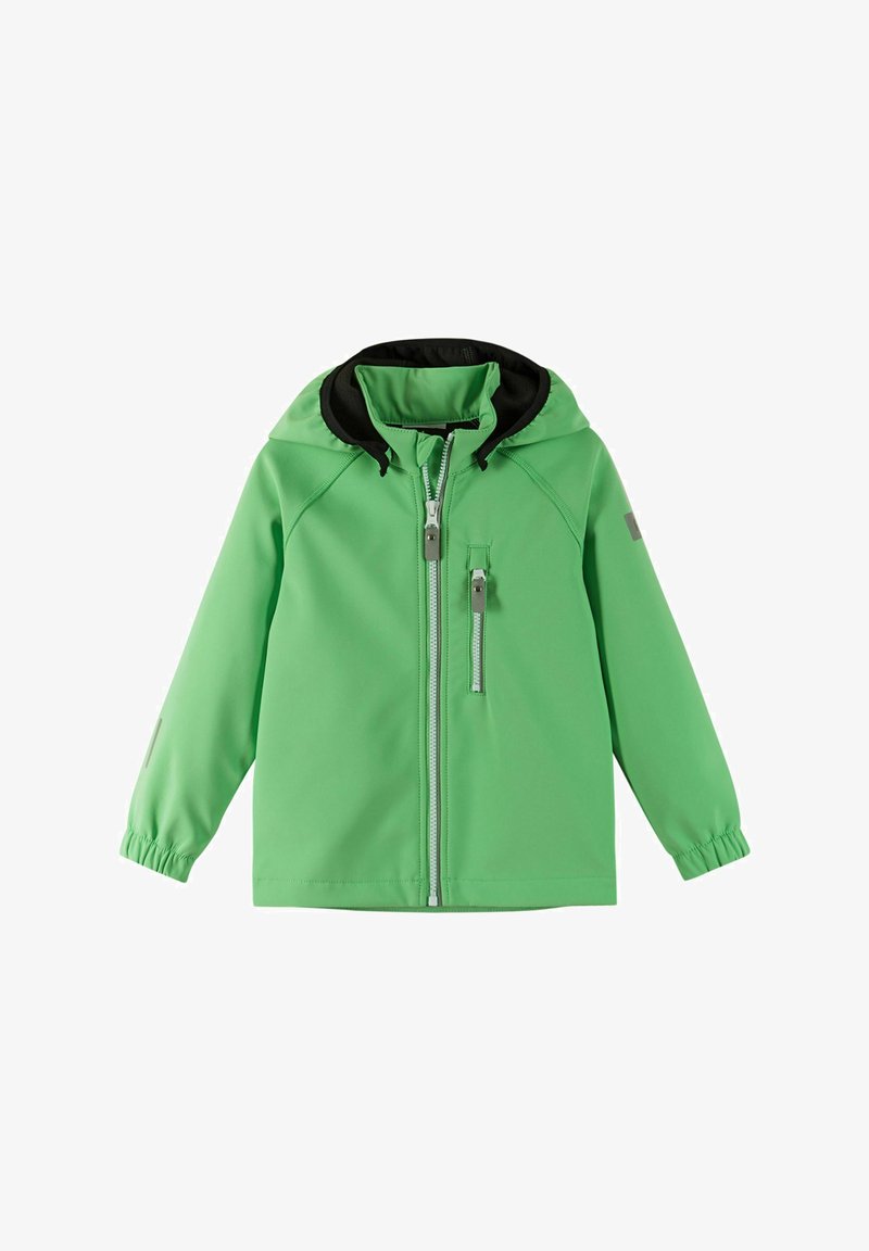 Zielona kurtka softshell z kapturem wykończonym czarnym kolorem, pełnym zamkiem błyskawicznym, elastycznymi mankietami i boczną kieszenią. Gładka faktura i dopasowany krój.