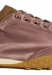 Baskets en satin rose avec des accents en daim marron, lacets ronds et œillets en métal. Caractérisées par une semelle en caoutchouc texturé avec des motifs hexagonaux.