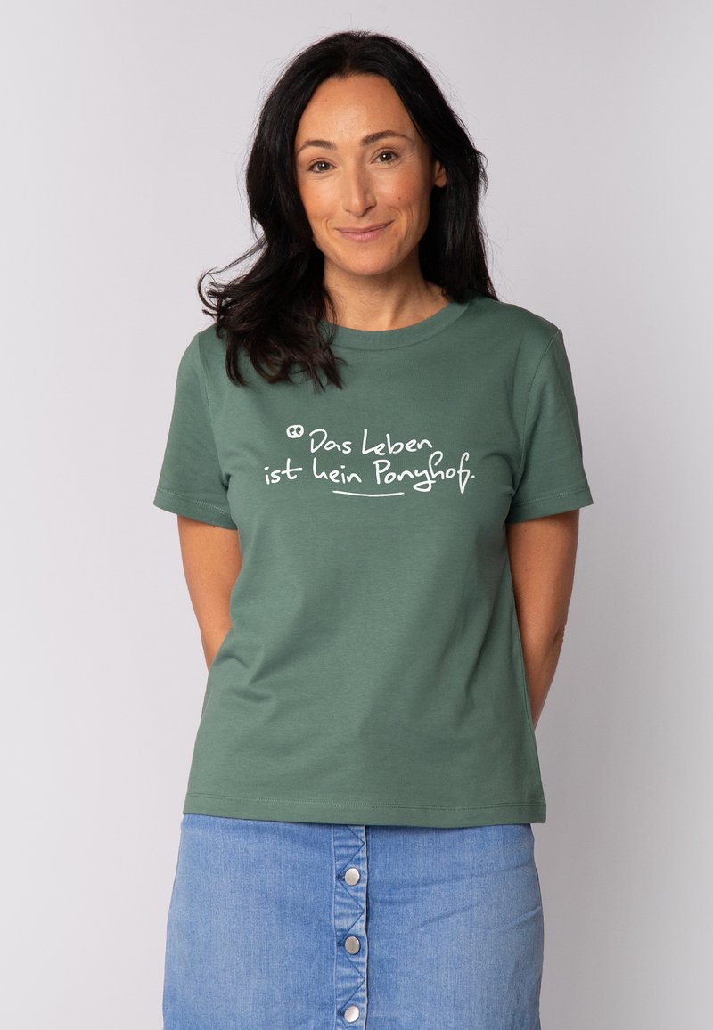 Groen T-shirt met korte mouwen, gemaakt van zacht materiaal, met witte bedrukte tekst 'Das Leben ist kein Ponyhof.' voor een casual look.