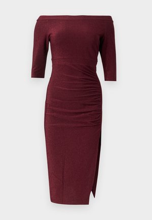 Robe midi bordeaux à épaules dénudées avec manches trois-quarts, taille froncée et fente latérale sur fond uni.
