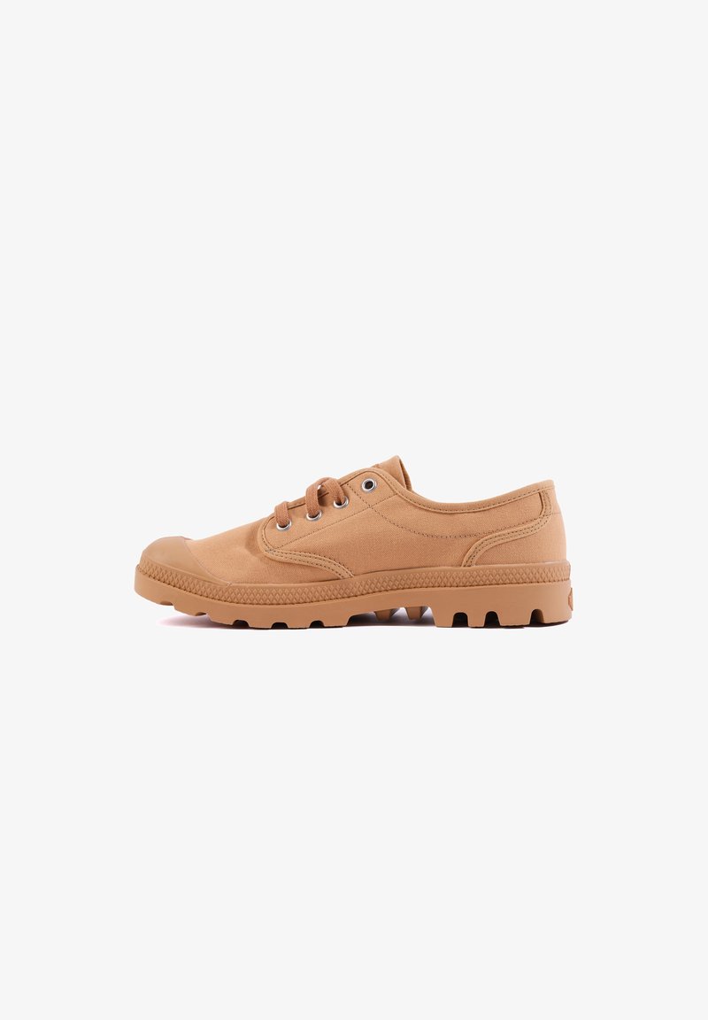 Tan lerret sneakers med gummitåhette og teksturert såle. Har metallforinger og runde lisser for sikker passform. Lavprofilert design.
