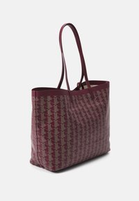 Borsa tote bordeaux realizzata in materiale sintetico testurizzato, con un motivo geometrico dorato, due manici lunghi e un design senza chiusura.
