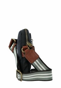 Kompakte schwarze Umhängetasche mit braunen Lederakzenten und einem verstellbaren grauen gestreiften Stoffgurt mit Metalldornschnalle.