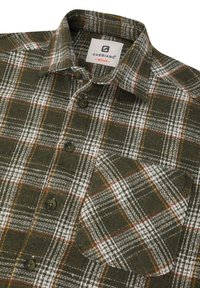 Camicia in flanella a quadri verdi con accenti bianchi e arancioni, dotata di colletto button-down, taschino sul petto e bottoni scuri. Etichetta visibile.