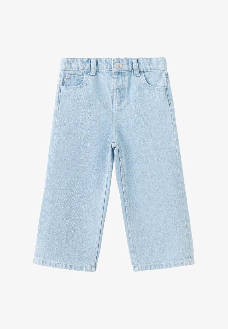 Jean denim bleu clair à jambes larges et courtes, avec bouton et fermeture éclair à l'avant, passants de ceinture et poches avant.