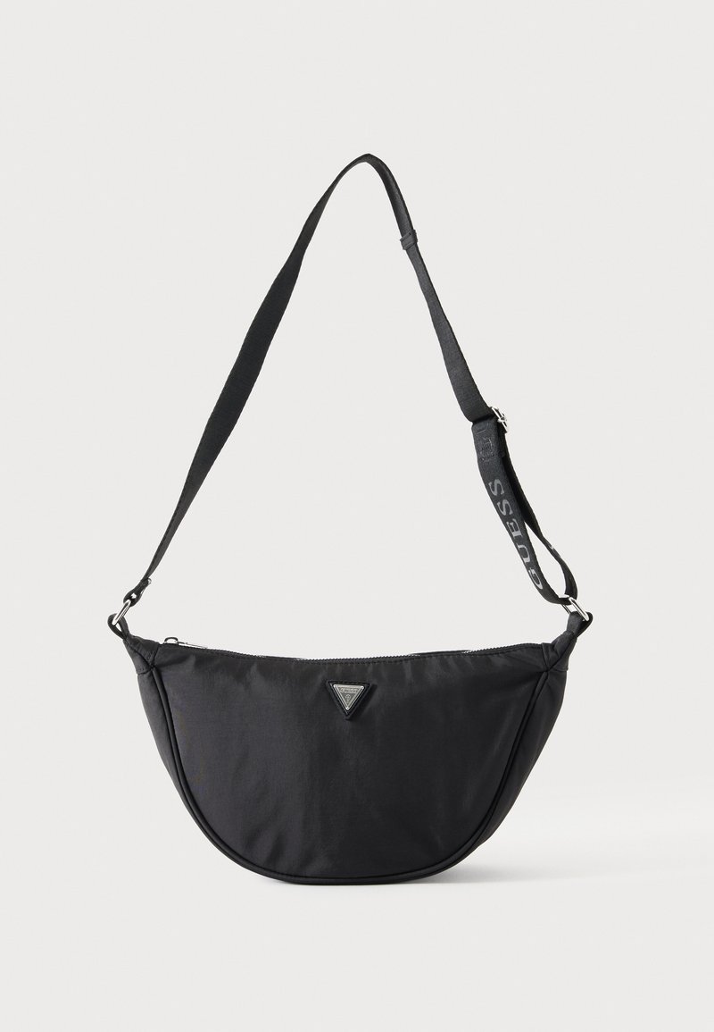 Sac à bandoulière semi-circulaire noir avec sangle ajustable et petit écusson logo triangulaire au centre avant.