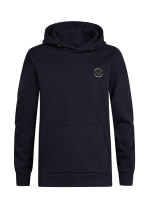 Marineblå hoodie lavet af blødt stof, med en snøre i hætten, frontlomme og et lille rundt logomærke på brystet.