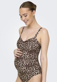 Tijelo kupaći kostim za majke u leopard uzorku s podešavanim naramenicama, glatkom tkaninom i naboranim dizajnom koji omogućava prilagodbu rastućem trbuhu.