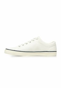 Sneaker bianco in tela con profilo basso, caratterizzato da un bordo nero lungo la suola e sei fori per i lacci. Texture liscia su tutta la superficie.