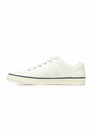 Sneaker bianco in tela con profilo basso, caratterizzato da un bordo nero lungo la suola e sei fori per i lacci. Texture liscia su tutta la superficie.