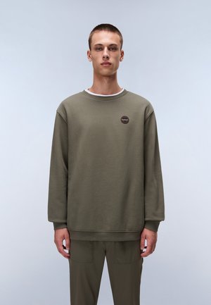 Olijfgroene sweatshirt met een ronde hals en lange mouwen. Heeft een klein rond logo op de borst. Zachte stof textuur.