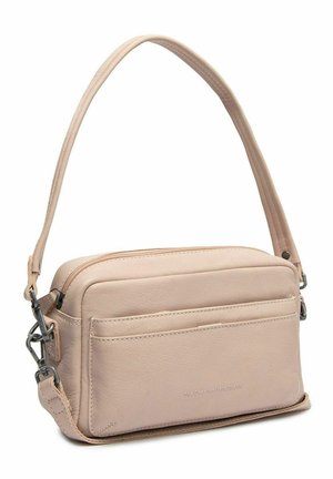 Beige Leder-Umhängetasche mit vorderer Tasche, Reißverschluss und verstellbarem Riemen mit Metallverschlüssen.