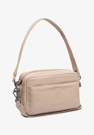 Bolso bandolera de piel beige con bolsillo frontal, cierre de cremallera y correa ajustable con broches metálicos.