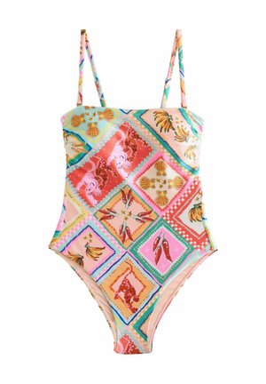Multikleurige zwemoverall met een geometrisch patchworkontwerp van schelpen, bananen en sterren op een pastelkleurige achtergrond.