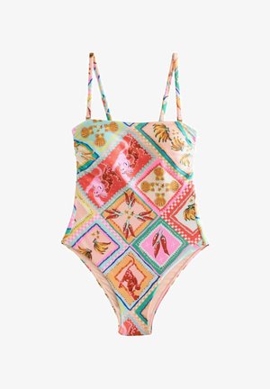 Maillot de bain une pièce multicolore avec un design de patchwork géométrique comprenant des coquillages, des bananes et des étoiles sur un fond pastel.