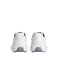 Scarpe da ginnastica bianche con una tomaia in materiale sintetico liscio, dettagli verdi sul tallone e suole in gomma grigia con un motivo di grip testurizzato.