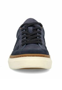 Marineblauwe sneaker met een gladde suede bovenkant, zwarte veters, witte zool en bruine accenten. Heeft een ronde neus en gestikte details.