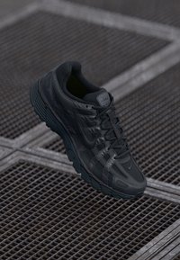 Nike sporta apavi ar tumši pelēku augšdaļu, teksturētu plānu audumu un sintētiskām akcentām. Aprīkoti ar saites sistēmu un mīkstinātu zoli, izceļoties ar mūsdienīgu dizainu.