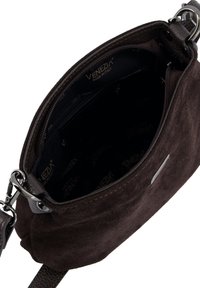 Brązowa torba zamszowa z zamkiem błyskawicznym i gładką podszewką wewnętrzną. Zawiera srebrne logo i odpinany pasek. Kompaktowy design.