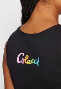 Top senza maniche nero con un logo "Colucci" ricamato e colorato sulla schiena, caratterizzato da una texture liscia e da un collo rotondo.