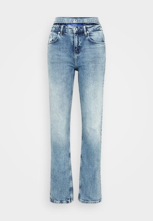 Jeans in denim blu chiaro con gamba dritta, cinque tasche e chiusura con bottone. Il tessuto ha una texture leggermente vissuta.