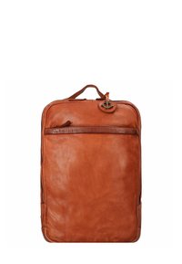 Zaino in pelle marrone con una superficie liscia, chiusura con zip, tasca frontale e maniglia superiore per la portabilità. Presenta un accento di hardware decorativo.