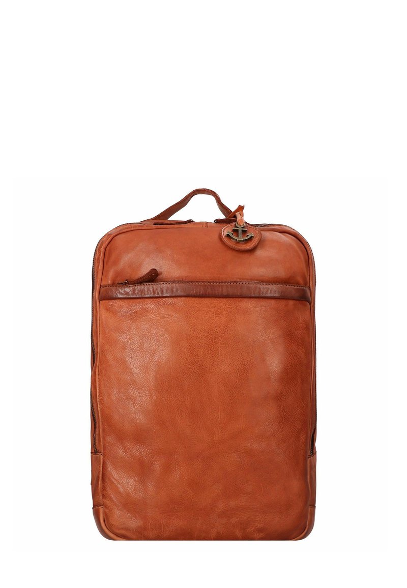 Zaino in pelle marrone con una superficie liscia, chiusura con zip, tasca frontale e maniglia superiore per la portabilità. Presenta un accento di hardware decorativo.