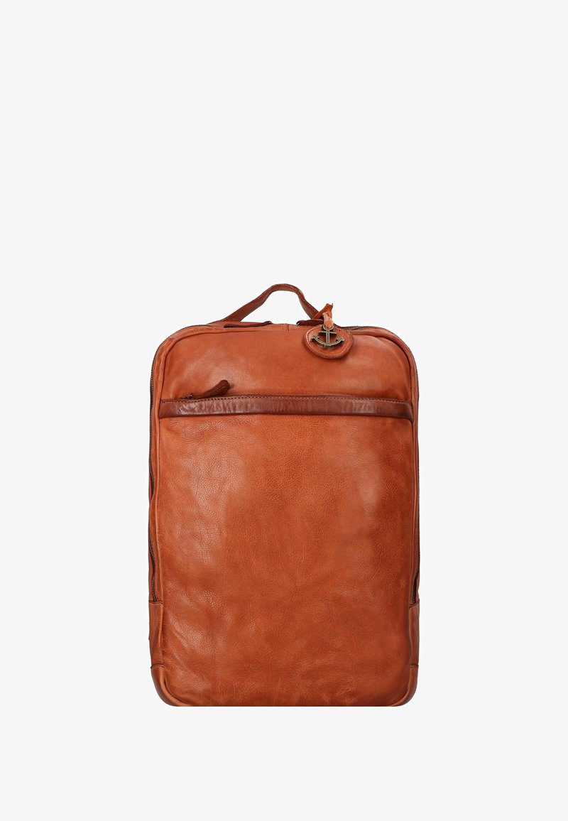 Zaino in pelle marrone con una superficie liscia, chiusura con zip, tasca frontale e maniglia superiore per la portabilità. Presenta un accento di hardware decorativo.