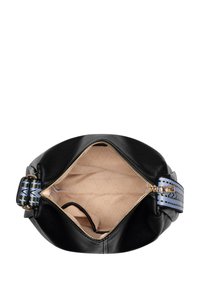 Zwarte leren tas met een ronde vorm en ritssluiting. Het interieur is lichtbruin met een subtiel patroon. De schouderband heeft gekleurde accenten.