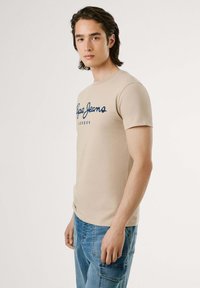 Pepe Jeans ORIGINAL STRETCH  - Majica kratkih rukava s printom - stone beige