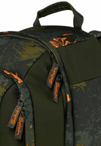 Rucksack aus dunkelgrünem Stoff mit orangen Blumenakzenten. Verfügt über mehrere Reißverschlusstaschen und einen stabilen Obergriff zum Tragen.