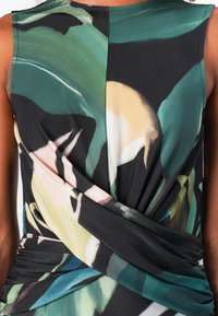 Ärmelloses Kleid mit grünen, schwarzen und pastellfarbenen abstrakten Blumenmustern, das über eine Drehdetail in der Taille und einen glatten, leichten Stoff verfügt.