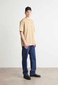 HUGO NALONO - Print T-shirt - beige nine