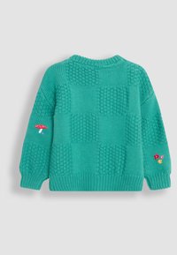 Pull en tricot bleu-vert avec un motif à carreaux, col rond et broderies décoratives de champignons et de fleurs sur les manches.