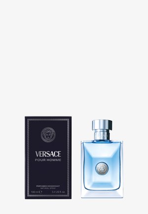 Versace Pour Homme, 100 ml, verfügt über eine klare Glasflasche mit facettiertem Design, einem silbernen Verschluss und einem zentralen Medusa-Emblem. Die Verpackung ist dunkelblau mit weißem Text.