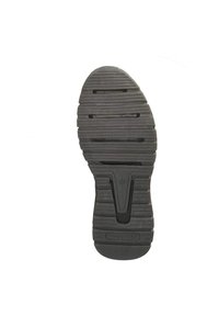 Semelle de basket en caoutchouc noir avec des rainures horizontales et verticales pour une meilleure adhérence. Elle présente un bout arrondi et un léger soutien de la voûte plantaire.