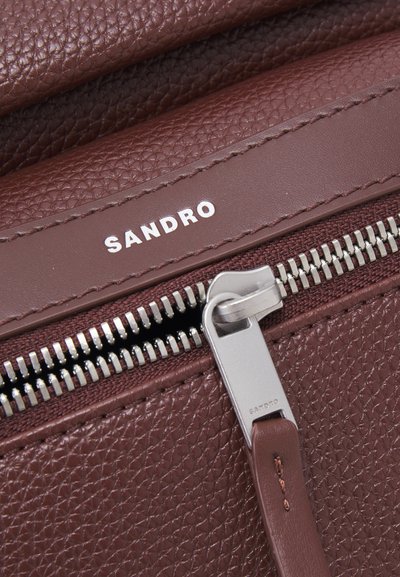 sandro FANNYPACK COATED UNISEX - Umhängetasche - marron foncé